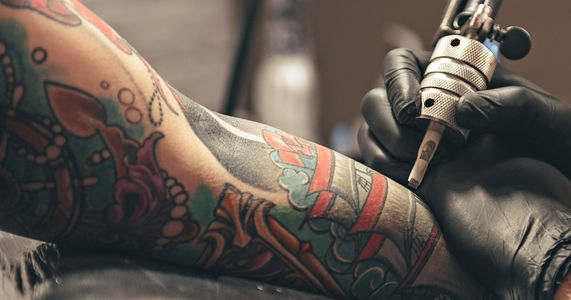 Was würde das Tattoo beim tätowierer im Studio ungefähr kosten