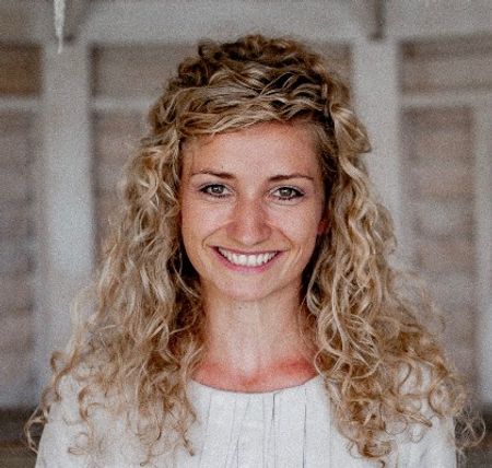 Traurednerin und Sängerin Anne Fraune